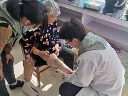 「山东省恩德莱爱心店」走基层，为肢残人取型配制假肢