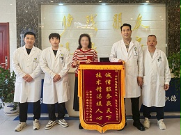 六旬客户赠锦旗致谢，恩德莱北京爱心店专业服务暖人心