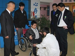 患骨脆症学员王守奇从此站起来了