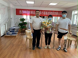 恩德莱公司为中国残奥冰球队运动员车行适配安装假肢