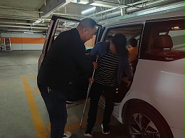 雨中爱心行：恩德莱河南爱心店助假肢用户安心就医