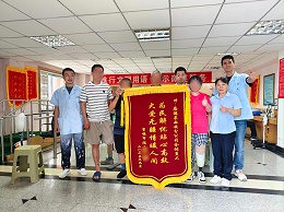 恩德莱获赠老客户锦旗：八年信赖见证贴心服务，情深义重再显品牌担当