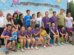 著名演员佟丽娅看望公司[[爱心基地]]肢障孩子