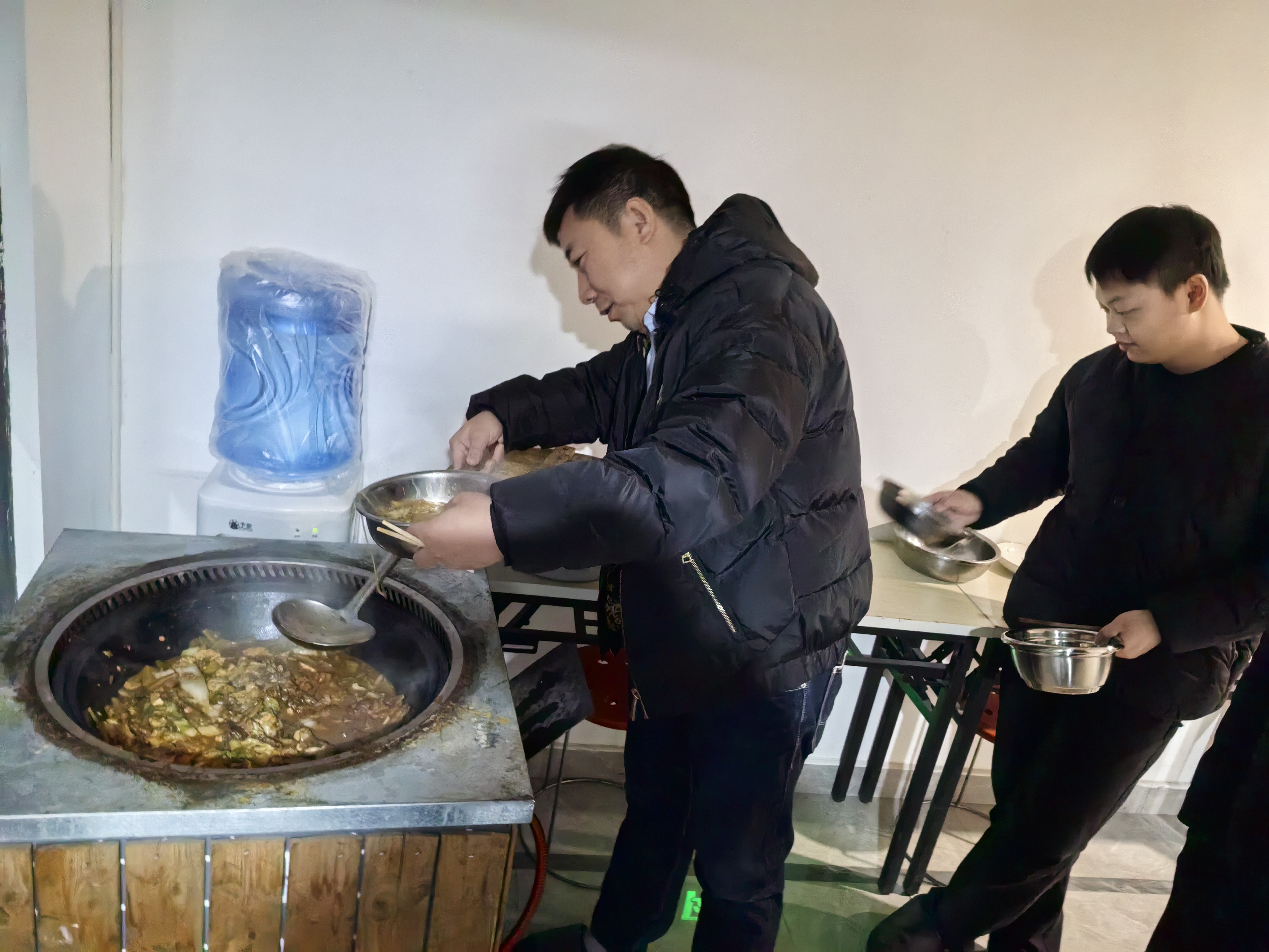 大雪降温人心暖：恩德莱河南店总经理率员工为客户烹制暖心餐