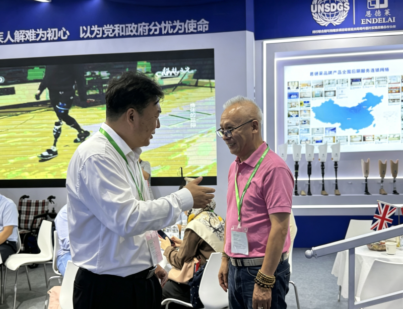 恩德莱_202609_中残联福祉会现场中国残疾人辅助器具中心党委书记、中心主任孔德明与公司董事长