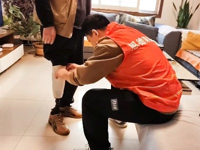 恩德莱暖心服务获赞誉：30年假肢穿戴者郑先生的坚定选择
