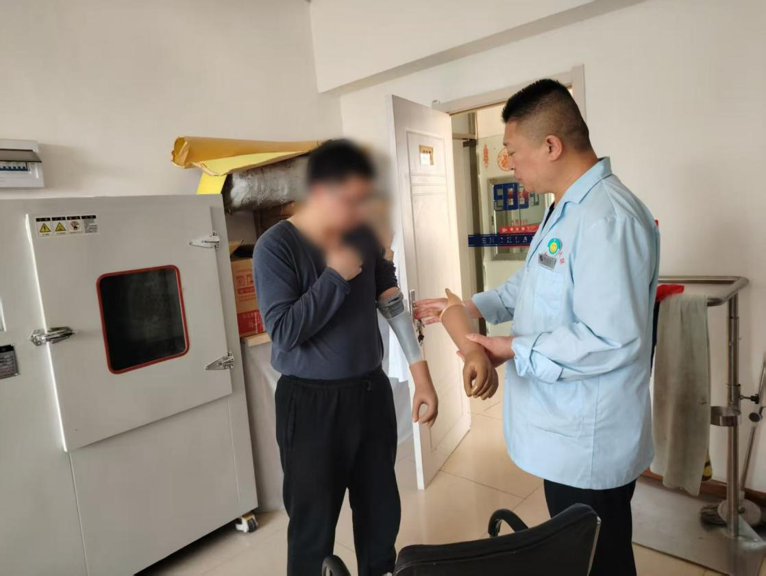 恩德莱精准装配上臂假肢 助残友重拾生活自由